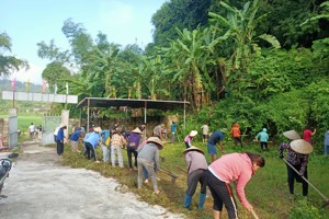 Phụ huynh học sinh và các giáo viên lao động tại điểm trường Pò Hén